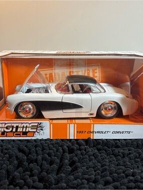 Bigtime Muscle 1957 Chevrolet Corvette Die-Cast Model - White & Black